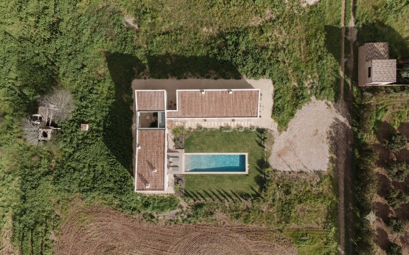 Es Torrent aus der Vogelperspektive — Haus, Patio und Pool inmitten von 16.000 m² Land